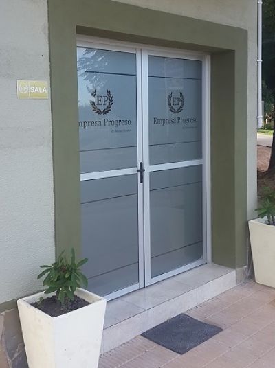 puerta vidrio esmerilado entrada empresa funebre los cerrillos